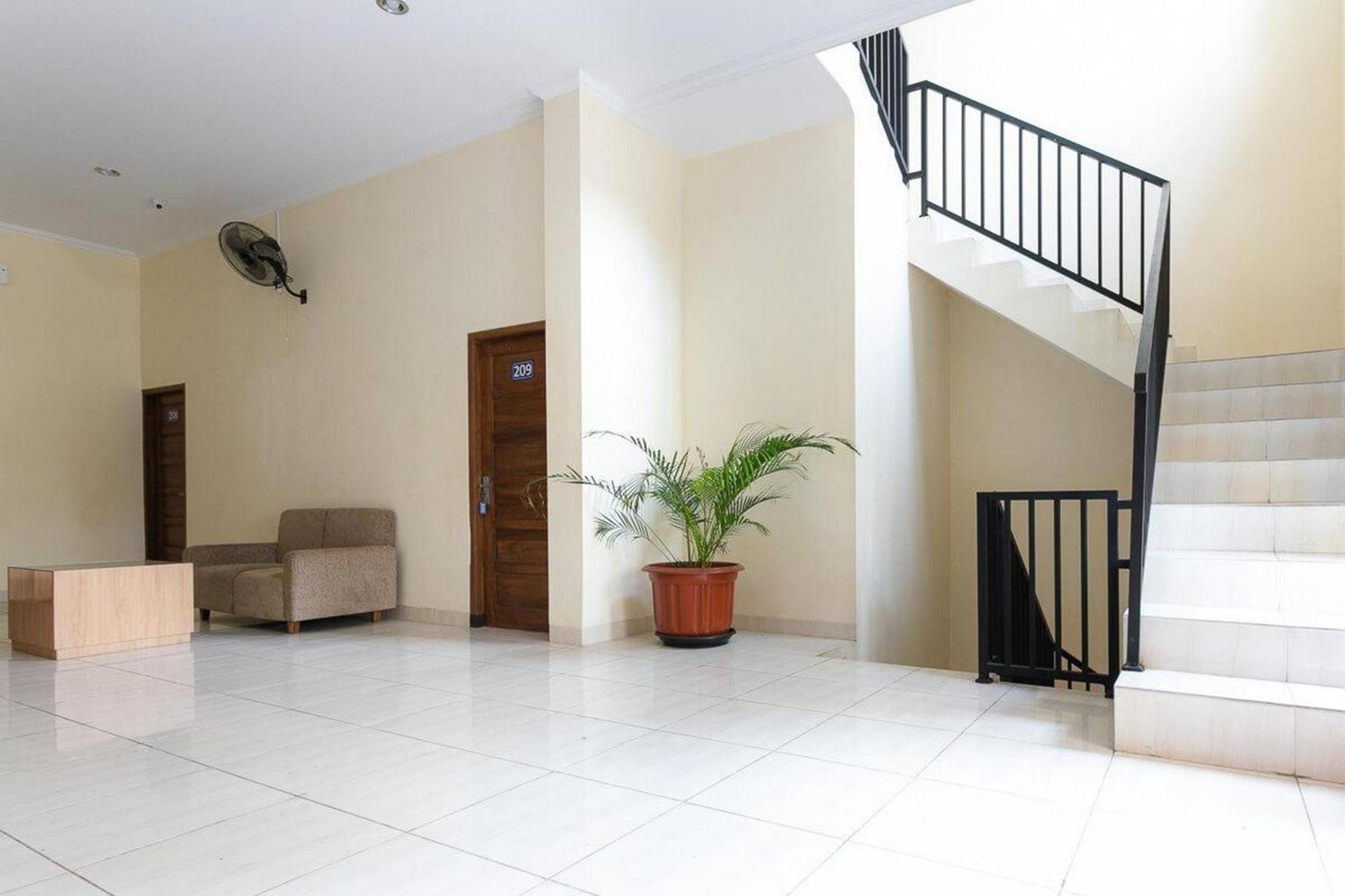 Reddoorz Syariah Near Purwosari Train Station Hotel Solo Exterior foto